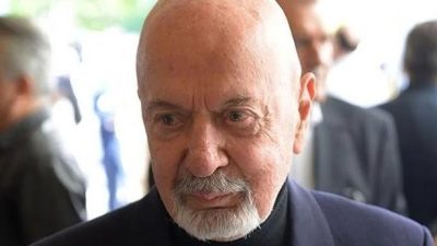 Türk televizyonunun efsanevi sunucularından Erkan Yolaç, 89 yaşında hayatını kaybetti.