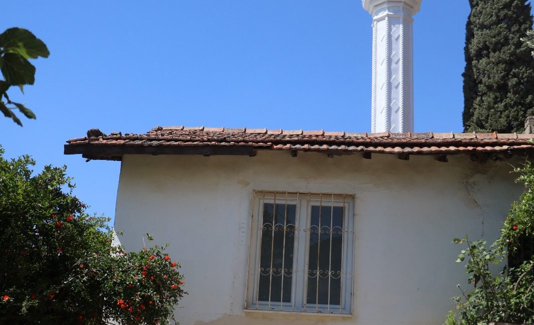 Hatay’da altından araç ve yaya geçebilen yol bulunan cami, depremde