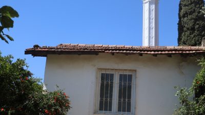 Hatay’da altından araç ve yaya geçebilen yol bulunan cami, depremde