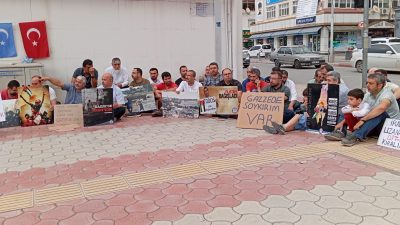Hatay’ın Dörtyol ilçesinde, İsrail’in Gazze’ye yönelik saldırıları oturma eylemiyle protesto