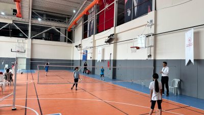 Hatay’ın merkez Antakya ilçesinde badminton aday hakemlik kursu açıldı. Türkiye
