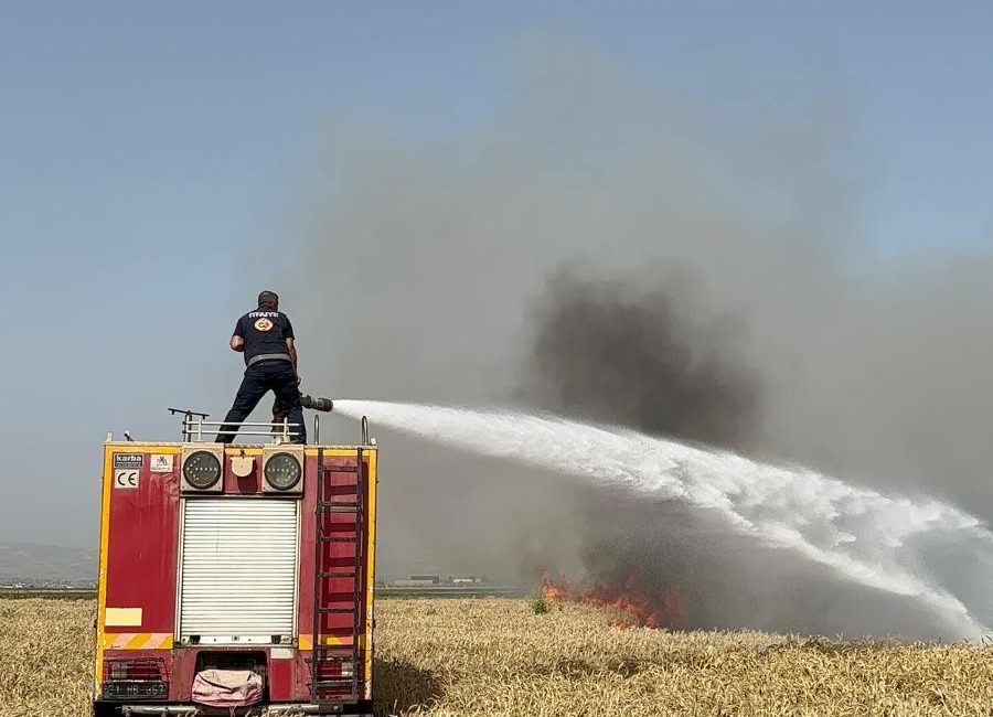 Hatay’ın Kumlu ilçesi Akkuyu Mahallesi’nde, yüksek gerilim hattından kaynaklanan bir