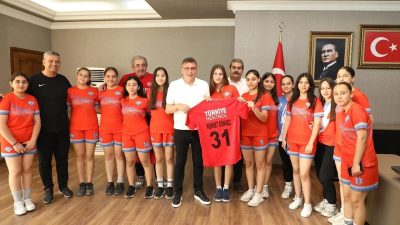 İskenderun Belediye Spor Kadın Hentbol takımı sporcuları ve antrenörü, Türkiye