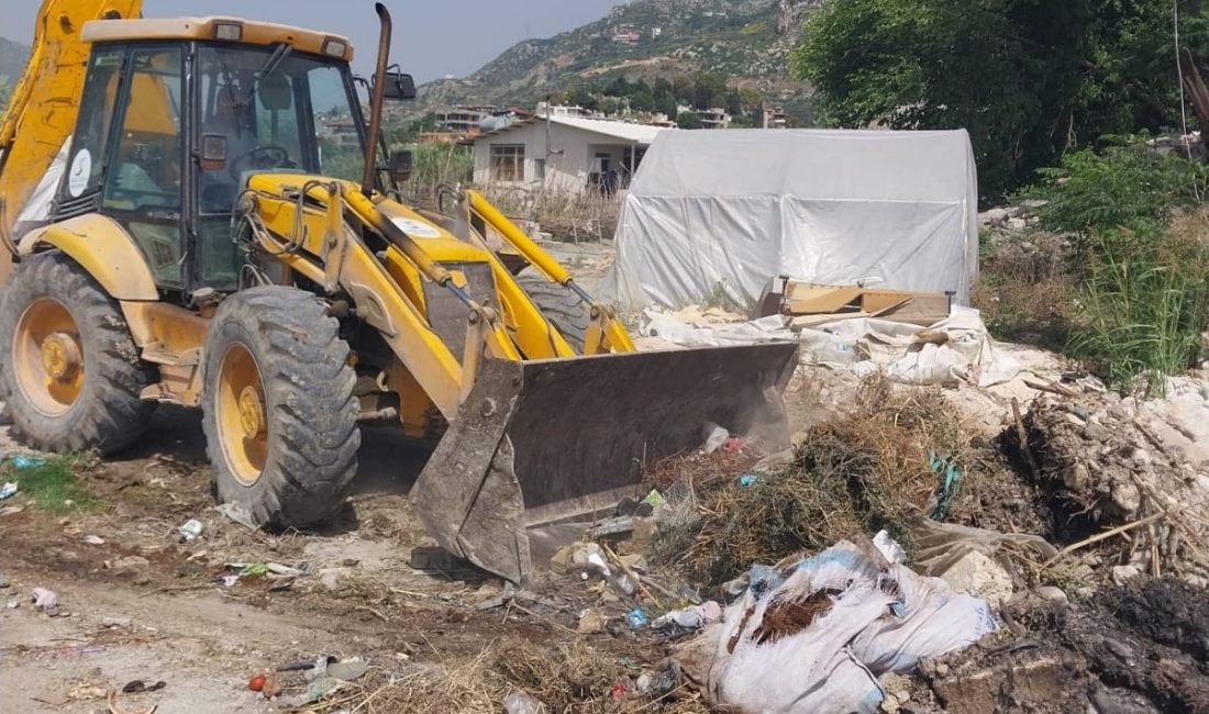 Samandağ’da ilçe belediyesi ile Hatay Büyükşehir Belediyesi ekipleri, ilçenin kırsalındaki