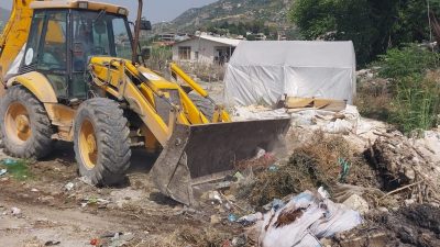 Samandağ’da ilçe belediyesi ile Hatay Büyükşehir Belediyesi ekipleri, ilçenin kırsalındaki