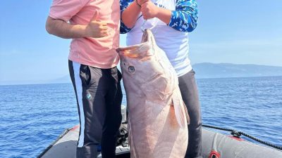 Hatay’da evlilik yıl dönümünde botla Akdeniz’e açılan amatör balıkçı Emrah