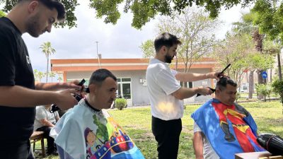 Hatay'ın İskenderun ilçesinde kuaför Emre Can Çelebi, engelli bireyleri hiçbir