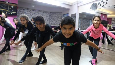 Hatay’da depremde evleri yıkılan ve hayatlarını aileleriyle birlikte Kırgız çadırında