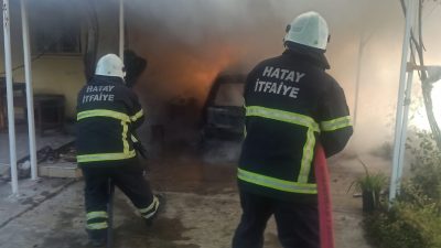 Hatay’ın Arsuz ilçesinde, otomobilde çıkan ve eve sıçrayan yangın söndürüldü.Konacık
