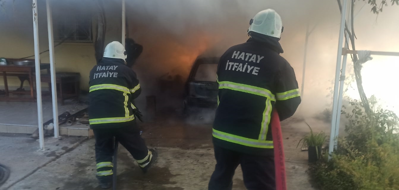 Otomobilden eve sıçrayan yangın söndürüldü