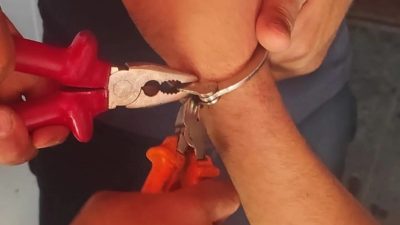 Hatay’ın İskenderun ilçesinde, yolda bulduğu kelepçeyi koluna takan bir genç,