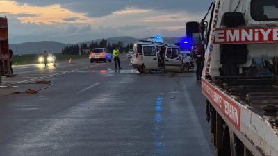Hatay’ın Kumlu ilçesinde 2 otomobilin çarpışması sonucu 5 kişi öldü,