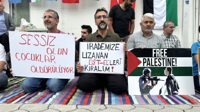 Hatay’ın Dörtyol ilçesinde, İsrail’in Gazze’ye yönelik saldırıları oturma eylemiyle protesto
