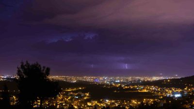 Hatay’ın İskenderun ilçesinde etkili olan yağışla birlikte ardı ardına çakan