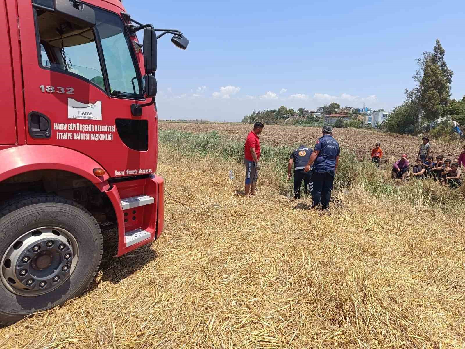 Sulama kanalına düşen ineği itfaiye kurtardı