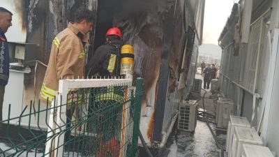 Antakya Çevreyolu üzerindeki bir bankada çıkan yangında, banka tamamen kül