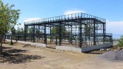 Hatay'da depremde hasar görmesi nedeniyle kontrollü yıkılan İskenderun Meslek Yüksekokulu'nun