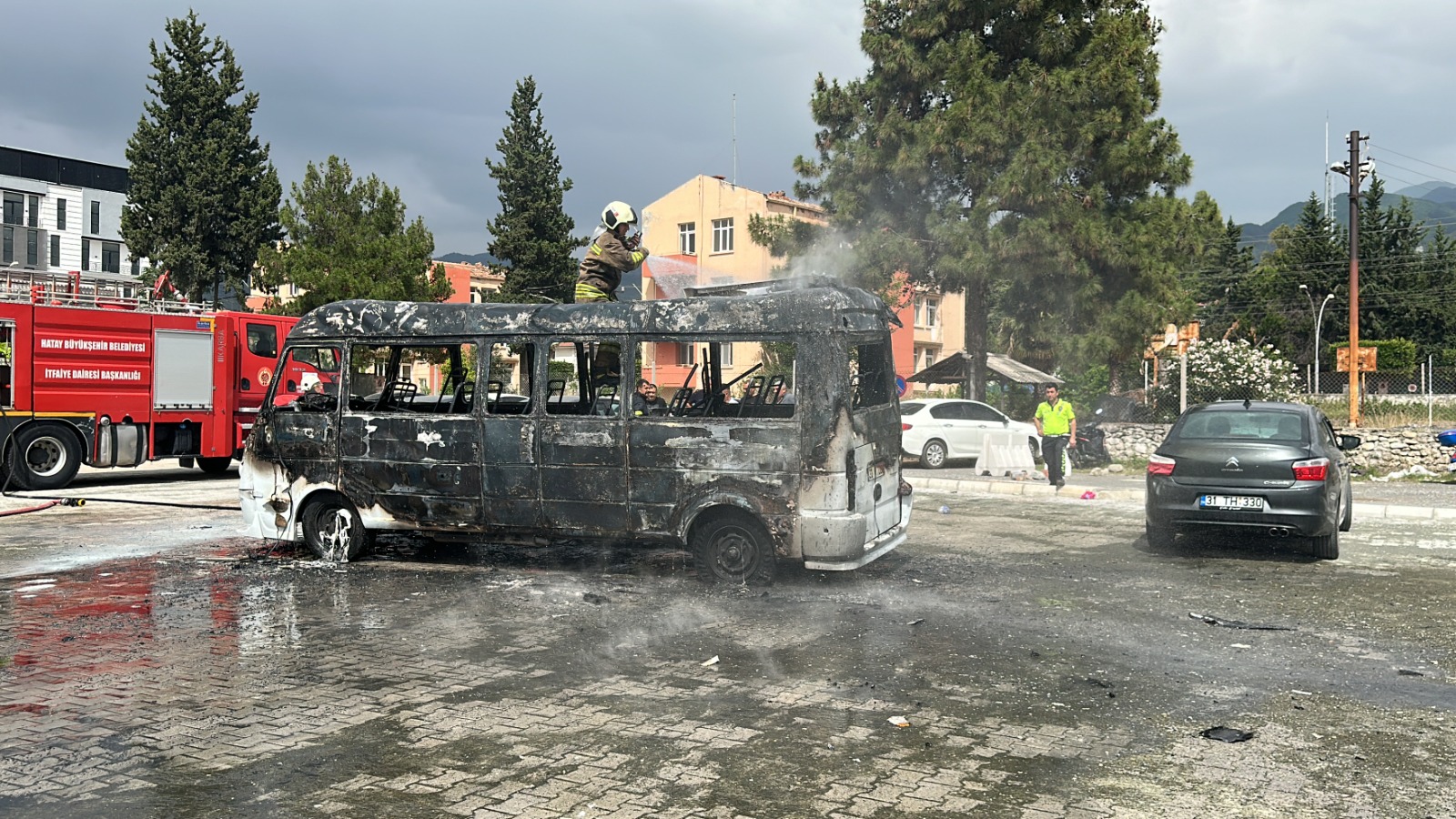 Yangın çıkan minibüs kullanılamaz hale geldi