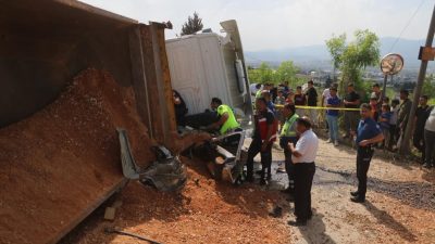Hatay’ın Antakya ilçesinde, hafriyat kamyonunun neden olduğu zincirleme kazada 4