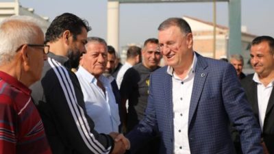 Önceki dönem Hatay Büyükşehir Belediye Başkanı Lütfü Savaş, prefabrik çarşılarda