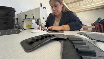 Hatay'ın Antakya ilçesindeki konteyner kentte açılan kursta sayacılığın inceliklerini öğrenen