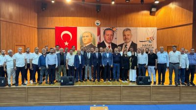 Hatay Büyükşehir Belediye Başkanı Mehmet Öntürk, Arsuz’da muhtarlarla bir araya