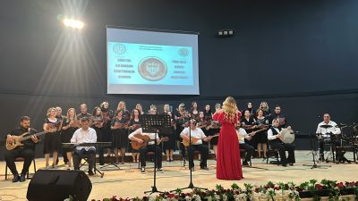 Hatay'ın Dörtyol ilçesinde öğretmenlerden oluşan koro konser verdi.