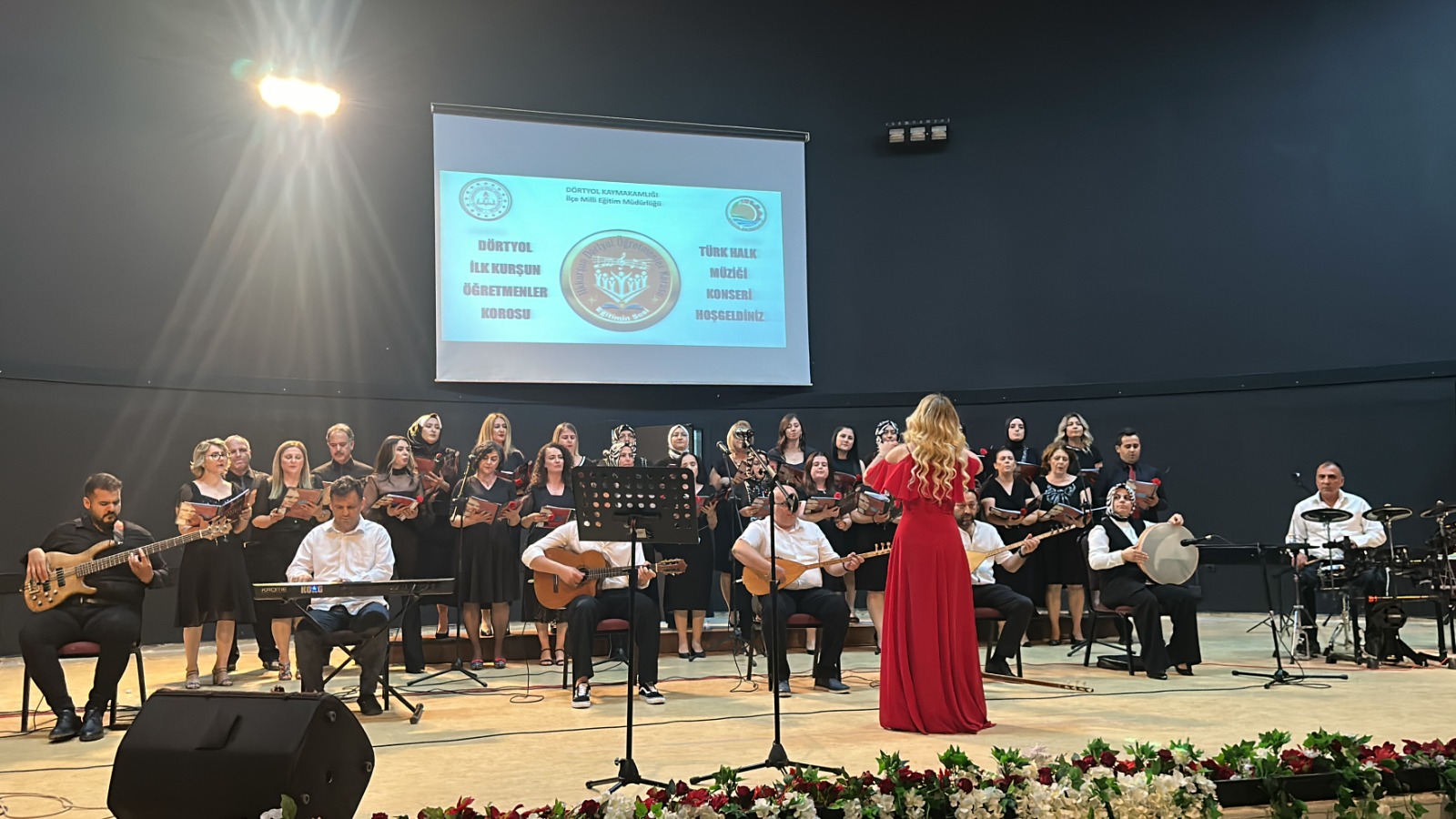 Öğretmenlerden oluşan koro konser verdi