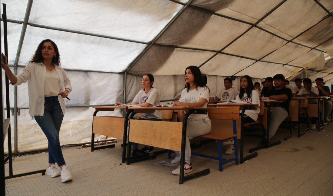 Hatay’da depremlerde okulları yıkılan