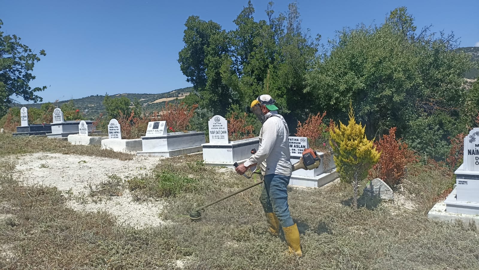 Bayram öncesi mezarlık çalışmaları hızlandırıldı