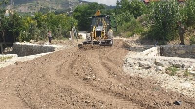 Samandağ Belediyesi Fen İşleri ekipleri, kentin 8 farklı noktasında yol