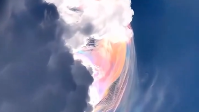 Bulutların üstünde oluşan gökkuşağı renkli ve etkileyici manzarasıyla, birçok gözlemciyi