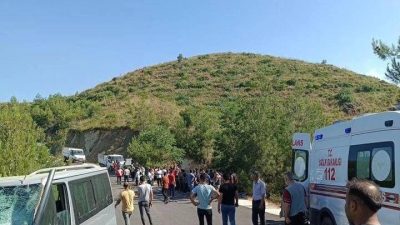 İlk olay, Samandağ-Yeniköy yolunda minibüs ile motosikletin karıştığı bir kazayla