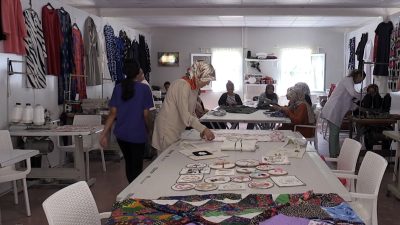 Hatay’ın İskenderun ilçesindeki depremzede kadınlar, geri dönüşüme katkıda bulunarak yeni