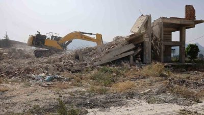 Hatay’ın Antakya ilçesinde 5 katlı binanın iş makinesiyle yerle bir