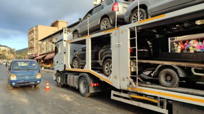 Hatay’ın Belen ilçesinde nakliye tırından düşen kamyonette hasar oluştu. Belen-Antakya