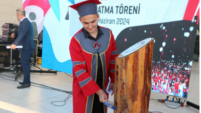 İskenderun Teknik Üniversitesi mezunları kep atarken, diploma töreninde okul birinciliğini