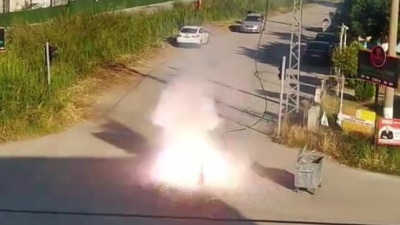 Hatay'ın Arsuz ilçesinde sıcağın etkisiyle kopan elektrik telinde yaşanan patlama