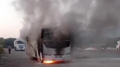 Hatay’da işçileri taşıyan servis minibüsü seyir halindeyken alev aldı, o