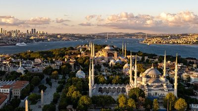 İstanbul yılın ilk 4 ayında 5,2 milyon yabancı turist ağırladı.