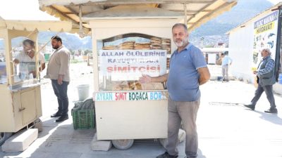 Hatay’ın Antakya ilçesinde 34 yıldır simit satarak ailesini geçindiren 56