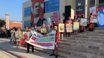 İskenderun Teknik Üniversitesi (İSTE) öğrencileri, mezuniyet töreninde İsrail’in Filistin’e yönelik