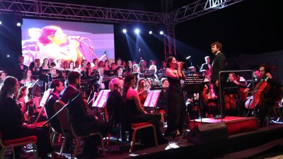 Hatay Akademi Senfoni Orkestrası merkez Antakya ilçesinde depremzedelerle buluştu. Aşağı