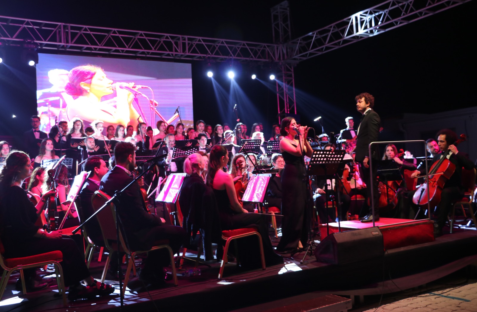 Hatay Akademi Senfoni Orkestrası depremzedelere konser verdi