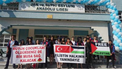 Hatay’ın Samandağ ilçesinde lise öğrencileri, mezuniyet töreninde açtıkları pankartlarla İsrail’in