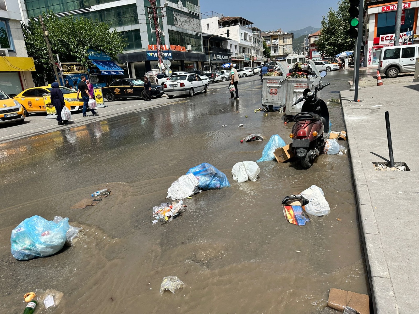 Dörtyol’da su borusu patladı, çöp sorunu büyüdü