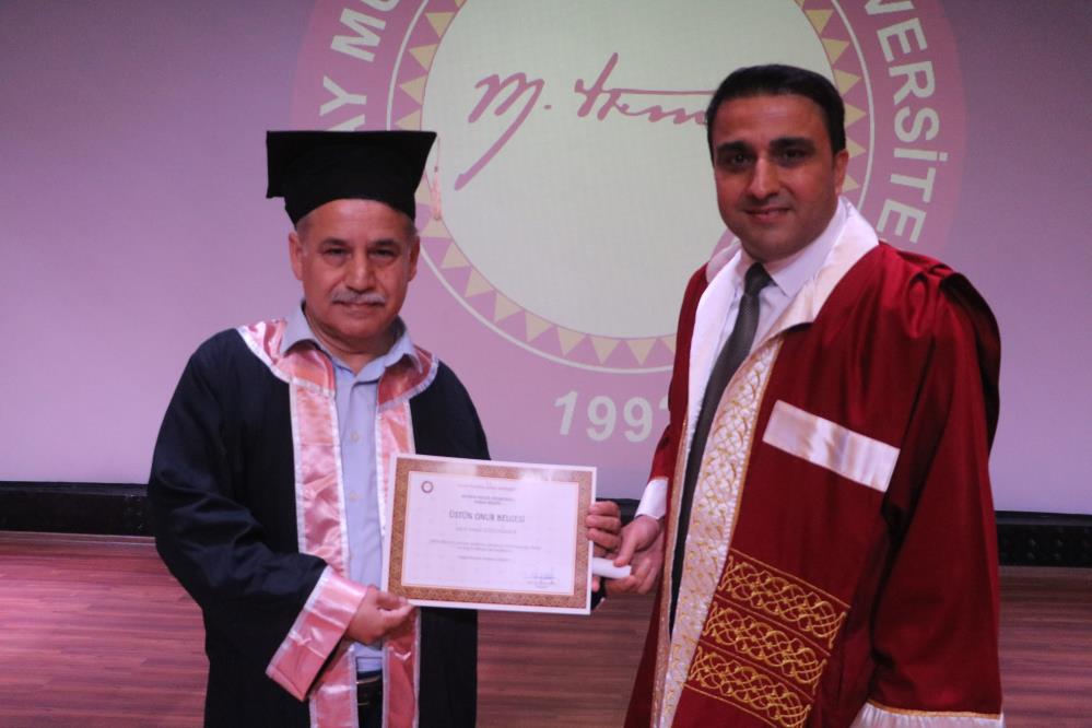 63 yaşına 8 diploma sığdırdı