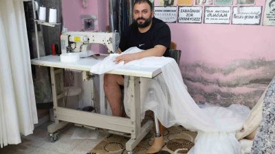 Hatay’da meydana gelen depremde eşi ve çocuğuyla birlikte yemek masasının