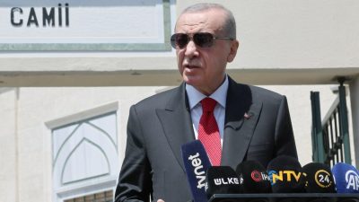 Cumhurbaşkanı Recep Tayyip Erdoğan, cuma namazı sonrası basın mensuplarının sorularını