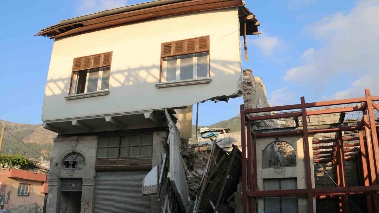 Hatay’da 2 katlı bina çöktü